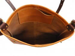 薄型で身体にフィットするギボシ留めの横型ショルダーバッグ「革鞄のHERZ公式通販」