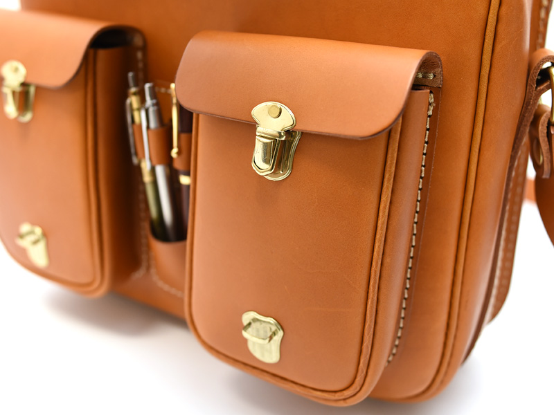 クラシックなペン差し付きデザインの本革ショルダーバッグ「革鞄のHERZ 