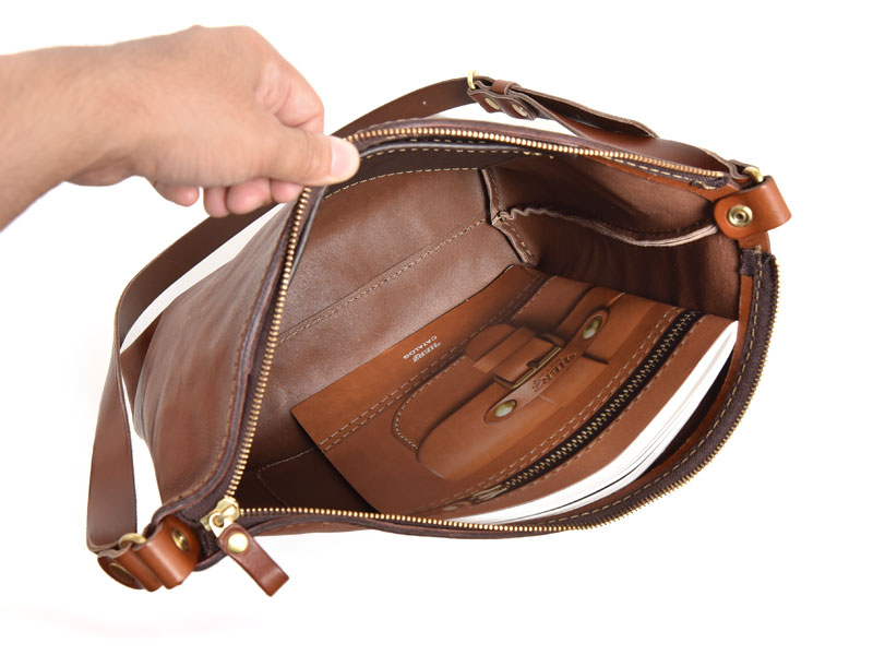 ファスナー付きでA4サイズが収納可能なソフトショルダーバッグ「革鞄の 
