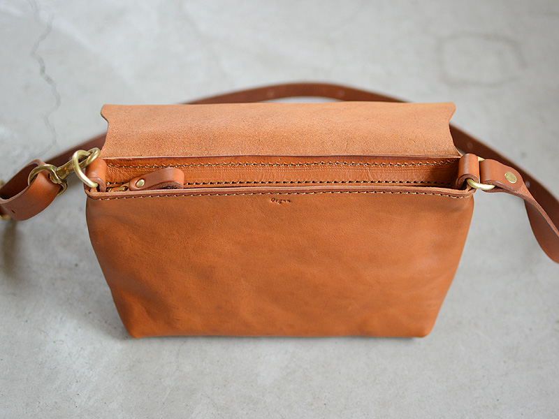 小さくても必要なモノが入る総かぶせ革製ショルダーバッグ「革鞄のHERZ ...