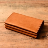 革厚を生かしたボリューム感がおすすめのマチ付き二つ折り財布 