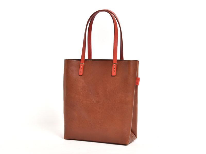 軽くて柔らかい革で作ったシンプルな縦型トートバッグ「革鞄のHERZ 