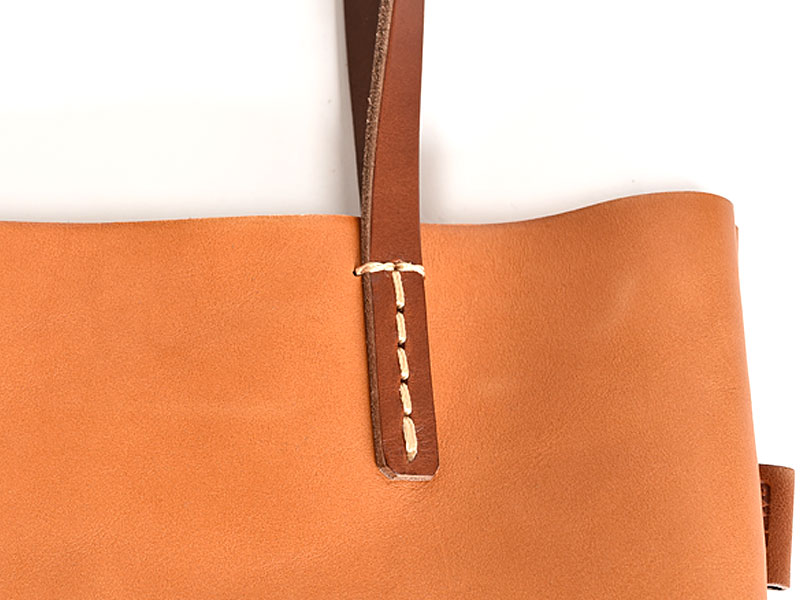 軽くて柔らかい革で作ったシンプルな縦型トートバッグ「革鞄のHERZ 