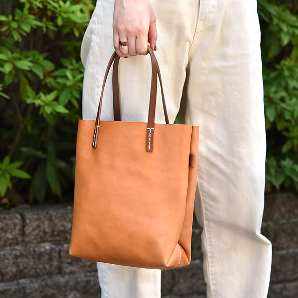 軽くて柔らかい革で作ったシンプルな縦型トートバッグ「革鞄のHERZ