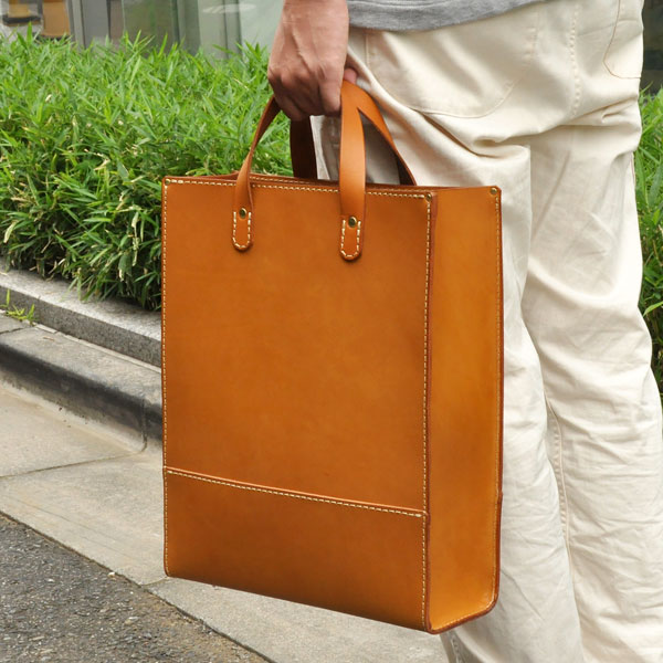 サイズ展開豊富でベーシックデザインの本革トートバッグ「革鞄のHERZ ...