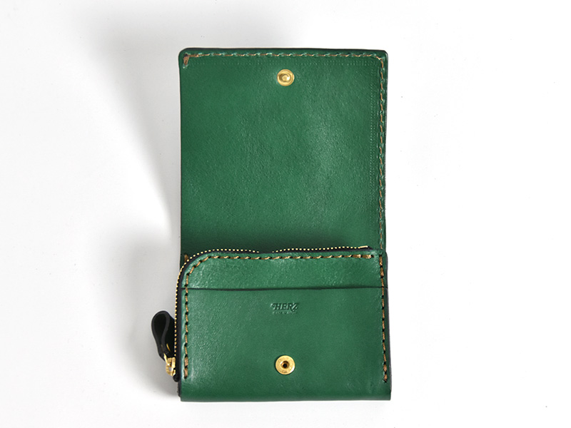 ボトルグリーン特別仕様の小型の二つ折り財布「革鞄のHERZ 