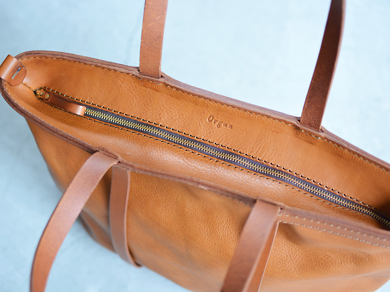 ソフト革とハード革コンビの肩掛けファスナートートバッグ「革鞄