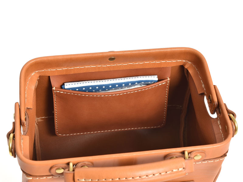 雫マチのコロンとしたかわいいデザインのショルダーバッグ「革鞄のHERZ 