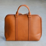 シンプルで機能的な本革の二本手ファスナービジネスバッグ「革鞄 ...