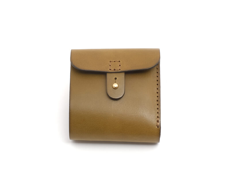 コロンとした形が可愛らしいギボシ留めの二つ折り財布 革鞄のherz ヘルツ 公式通販