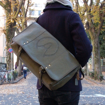 一点モノ・焼印鞄】メッセンジャーバッグ(BR-E-800-L)の手作り革鞄 ...