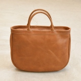 コロンと丸みを帯びた形でシンプルな本革ファスナートート「革鞄のHERZ