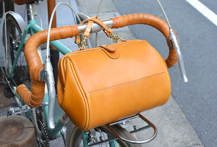 自転車乗りバッグ 多目的サイクルバッグ Fb 51 フロント サドルバッグ両方で使える口枠鞄 革鞄のherz ヘルツ 公式通販
