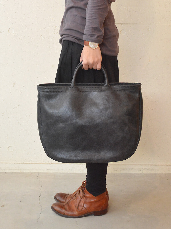 コロンと丸みを帯びた形でシンプルな本革ファスナートート「革鞄