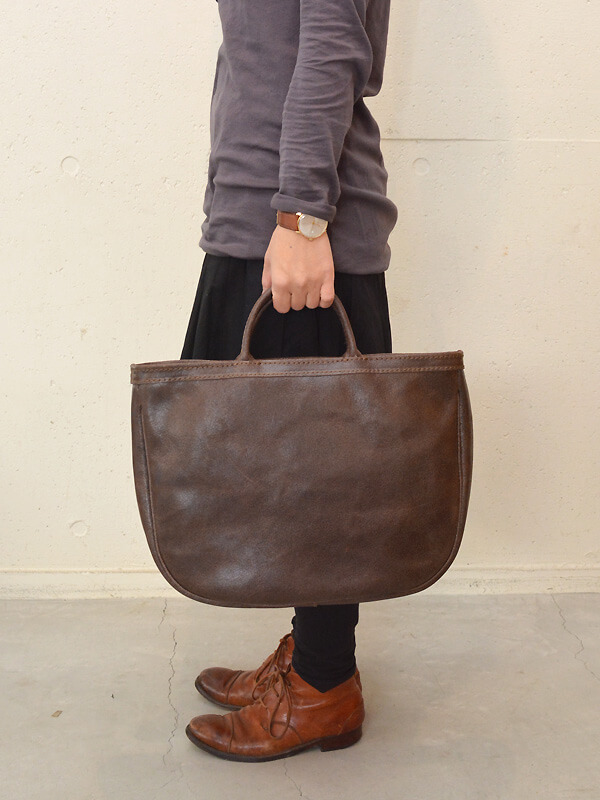コロンと丸みを帯びた形でシンプルな本革ファスナートート「革鞄のHERZ