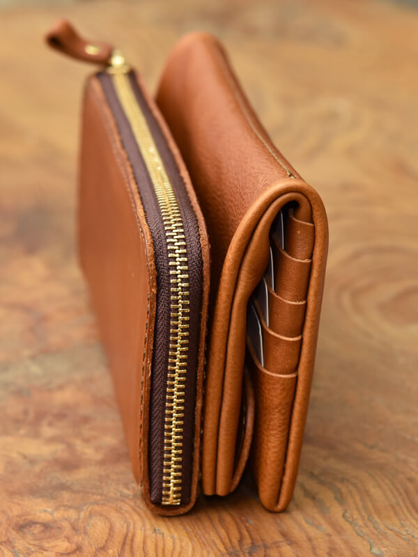 収納力とアクセスのし易さが魅力の一回り大きい長財布「革鞄のHERZ