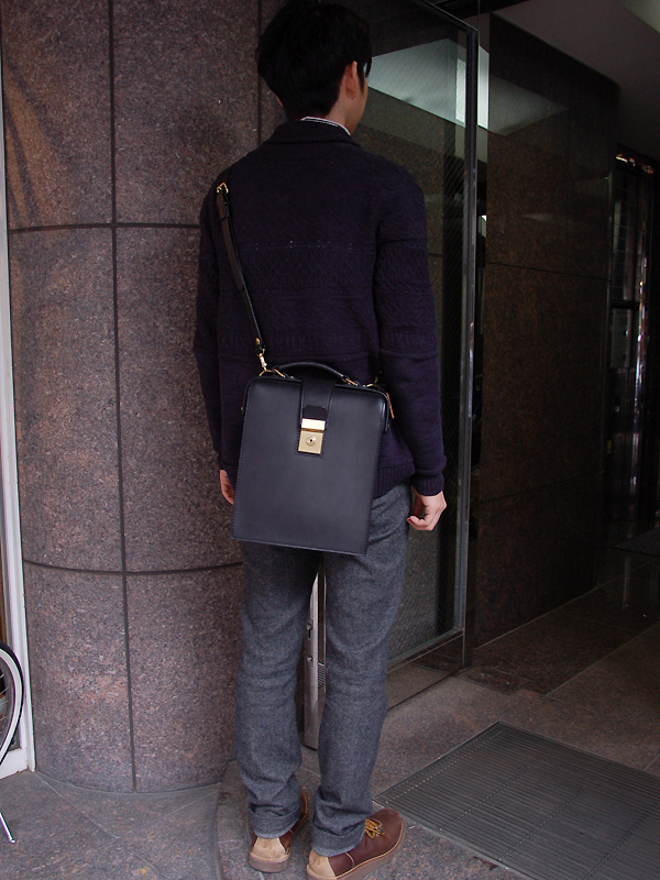 クラシックな縦型デザインで2way仕様の本革ダレスバッグ「革鞄のHERZ