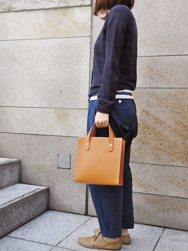 サイズ展開豊富でベーシックデザインの本革トートバッグ「革鞄のHERZ