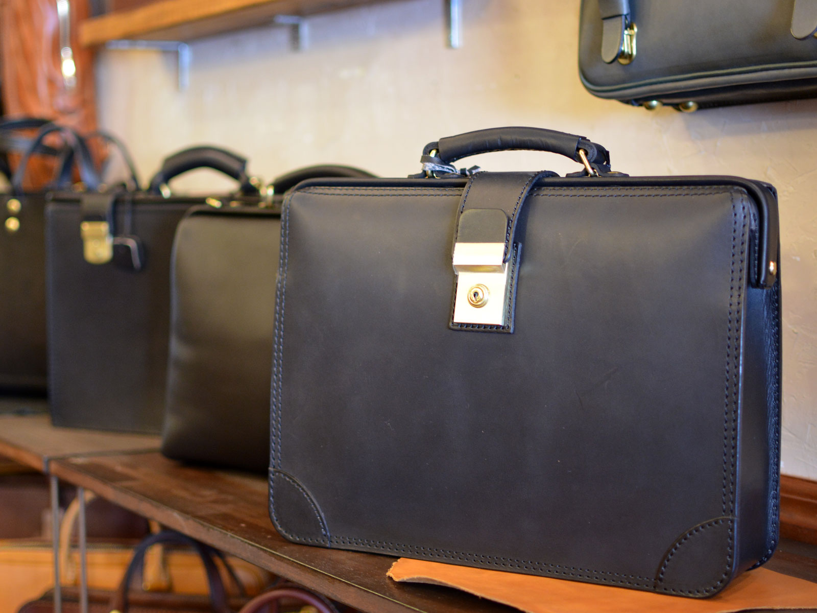 黒革で揃えるビジネスバッグと革小物｜革鞄・革小物のHERZ公式通販