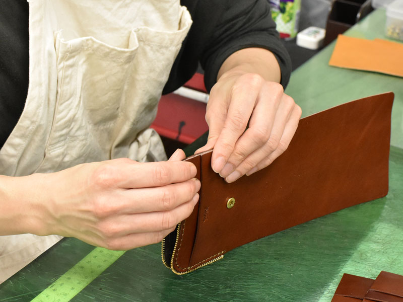 小型の二つ折り財布(WS-64)の笹マチを取り付ける様子