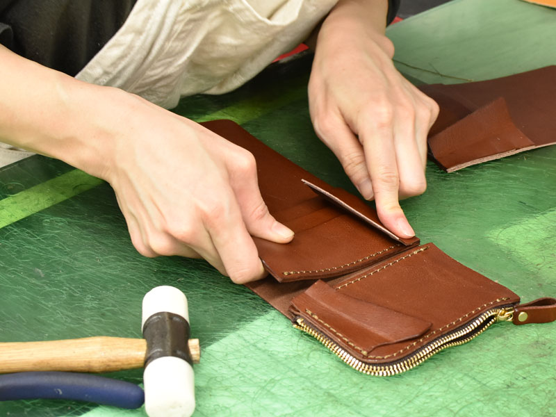 小型の二つ折り財布(WS-64)のパーツ類を張り合わせる様子