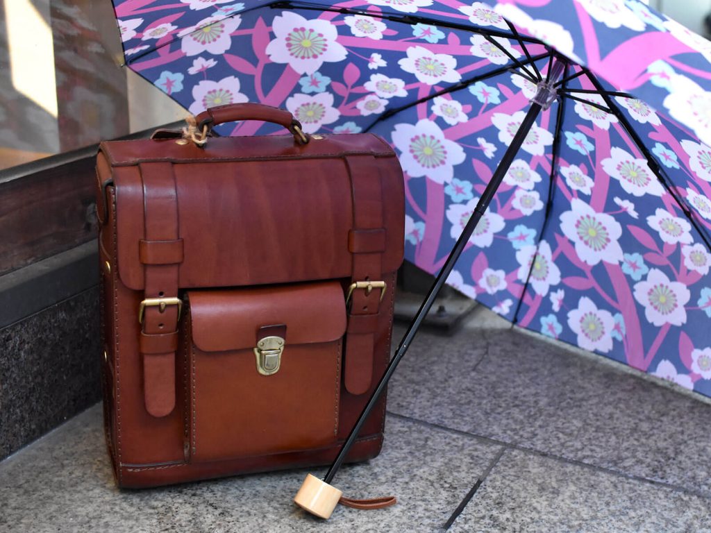 梅雨の時期、レザーメンテナンスの時期｜革鞄・革小物のHERZ公式通販