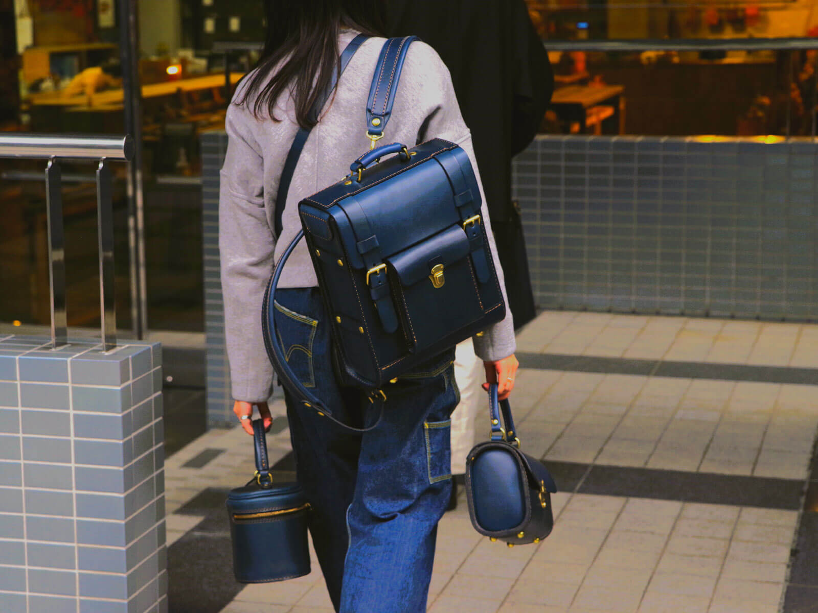 紺色革旅行化粧バッグ。