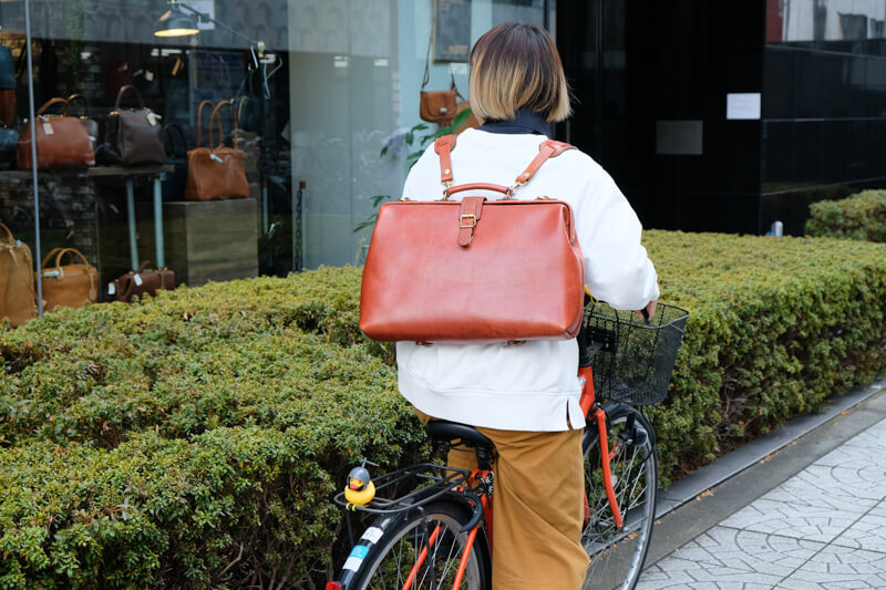 自転車通勤ということもあり、リュックスタイルが定着しています。